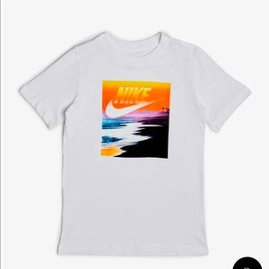 NWT NIKE Boys Size Large Nike Beach Short Sleeve Tee